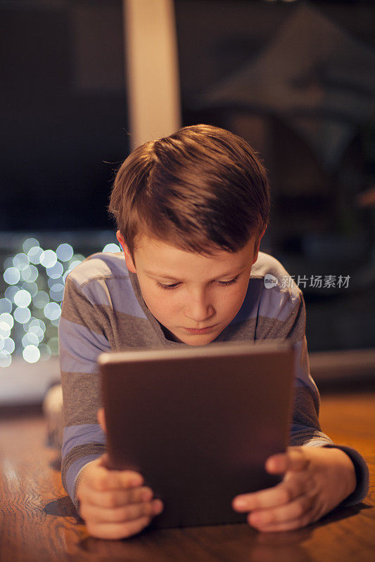 男孩使用数码平板电脑