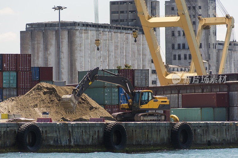 伊斯坦布尔海达帕萨卡迪科伊附近的港口，起重机正在装载沙子