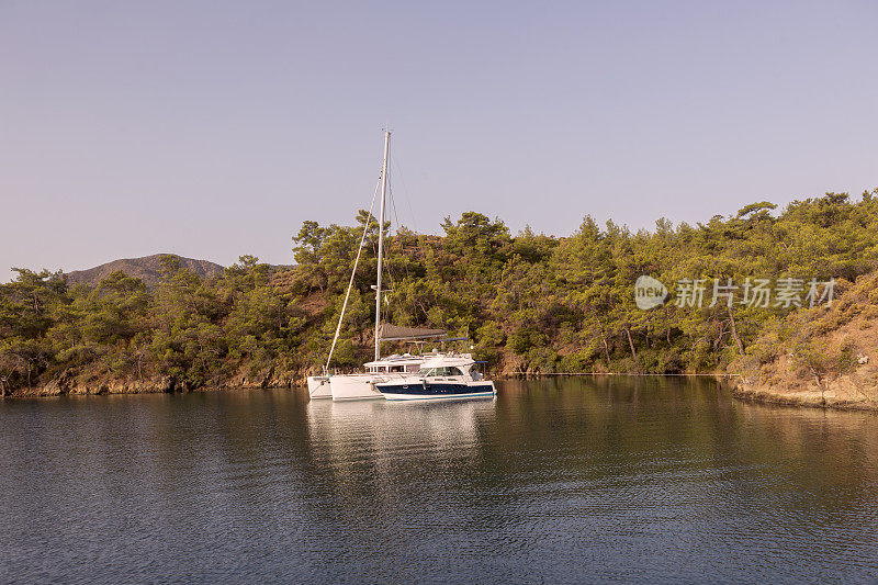 在土耳其穆格拉的波德拉姆湾，传统的帆船在蓝色航行