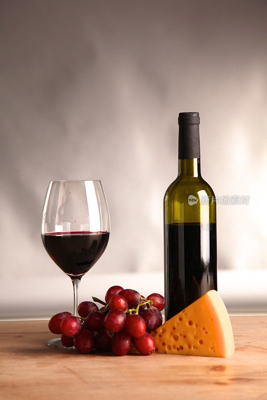 桌上有一瓶葡萄酒和一个玻璃杯