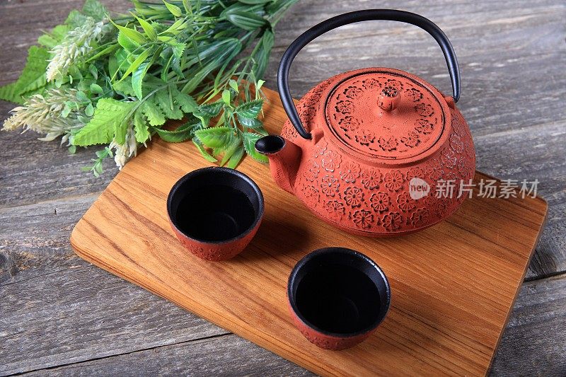 铸铁茶壶和茶杯