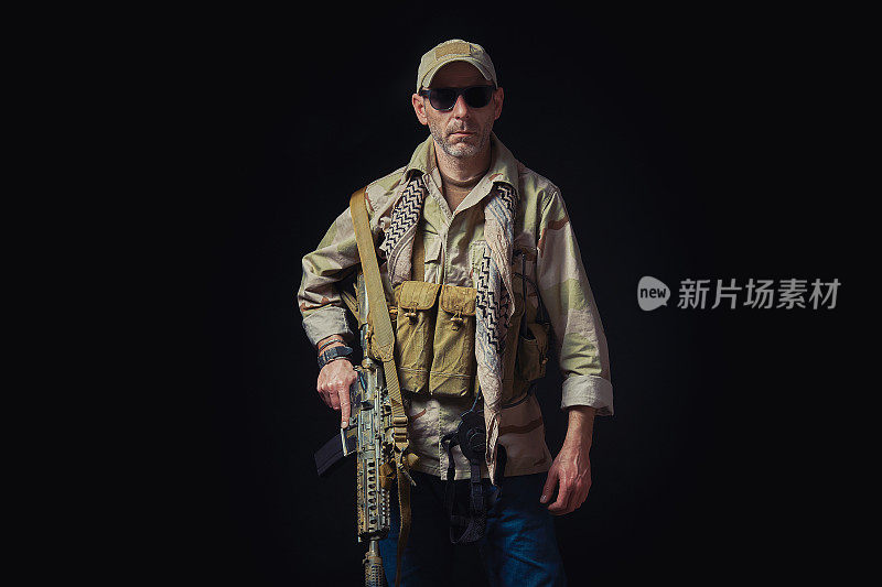 一名在阿富汗的美国特种部队士兵手持步枪
