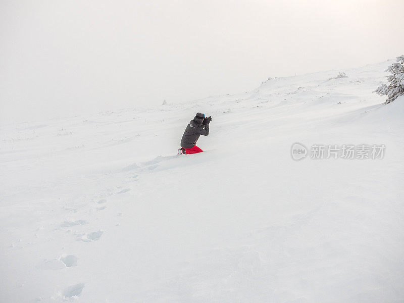 专业摄影师在雪山户外拍摄的广角镜头