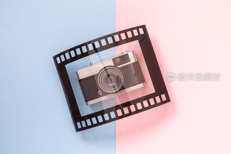 平面的老式相机和框架形式的模拟胶片上的彩色背景简约的概念。