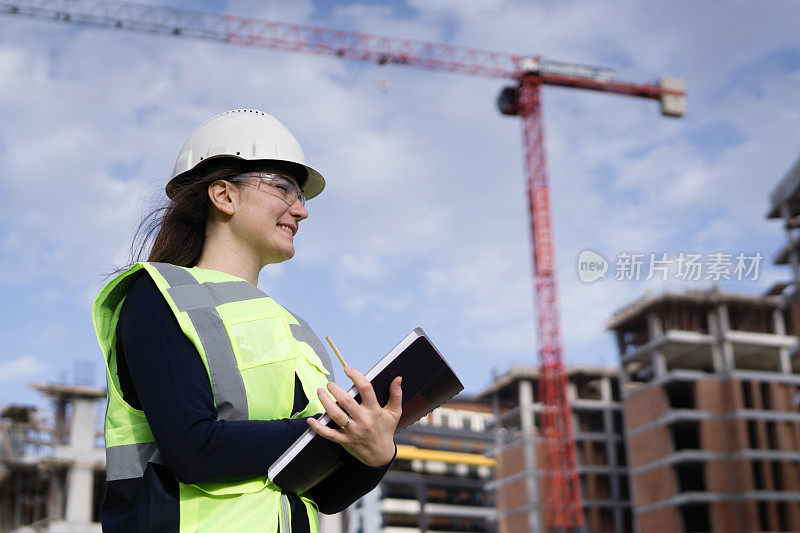 建筑工地上的年轻女工程师