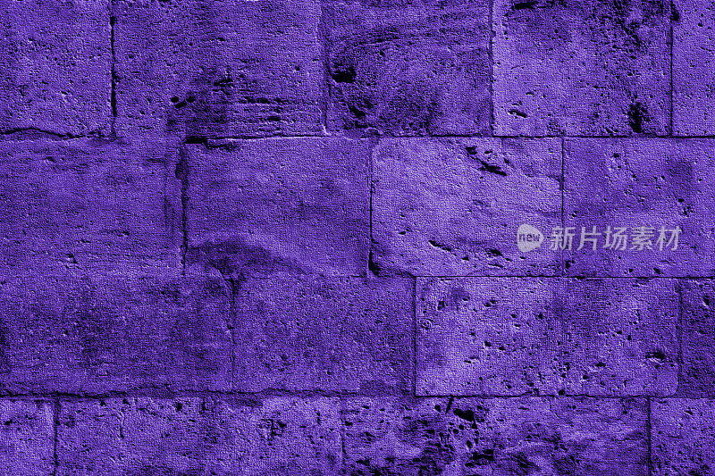 紫色的纹理碎石混凝土砖墙