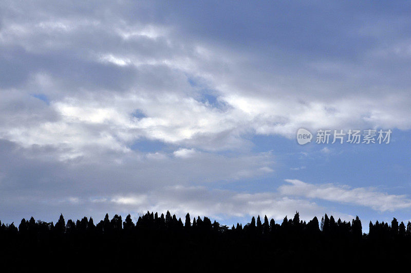 夕阳中的龙泉山