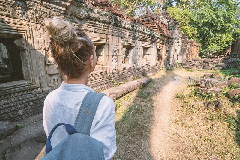 旅游女孩在古庙探索古老的废墟作为一个旅游冒险在亚洲国家