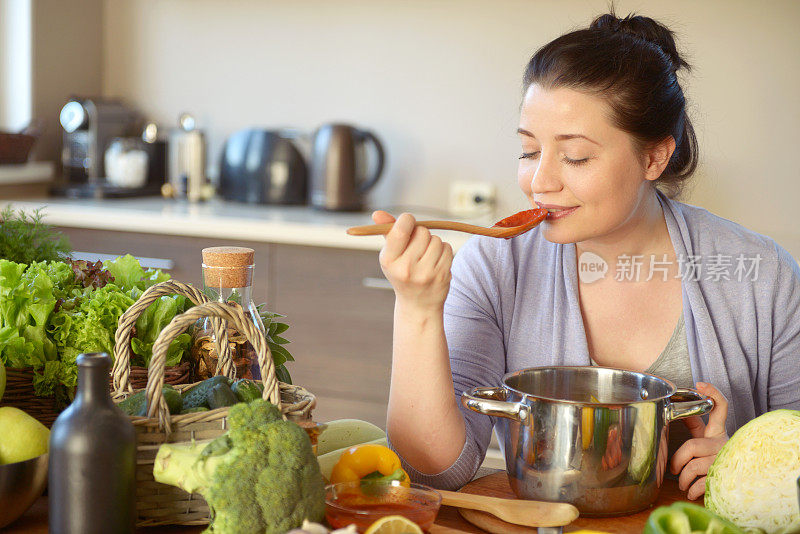 在厨房做饭的女人