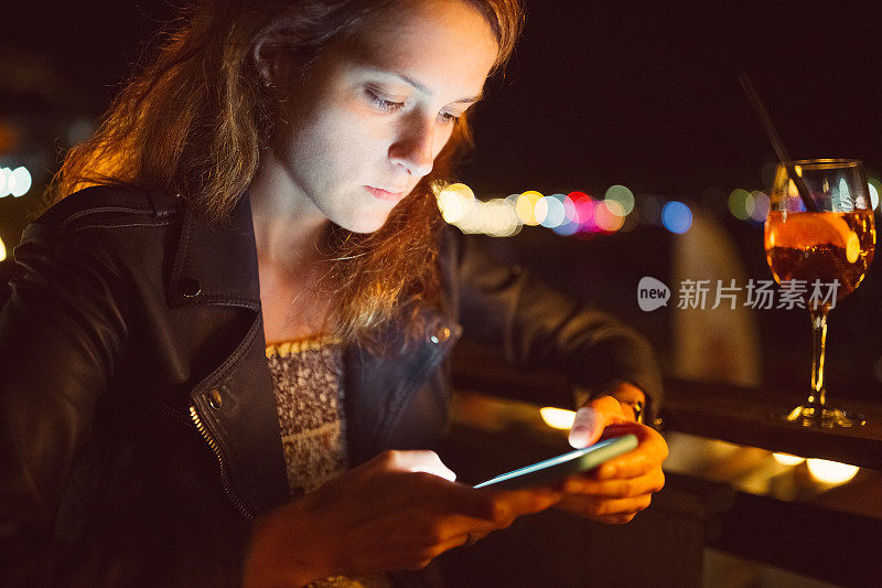 晚上在海滩酒吧发短信的女人