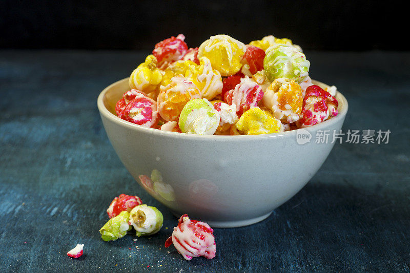 甜的食物-多颜色的Pop玉米-静物在黑暗的背景