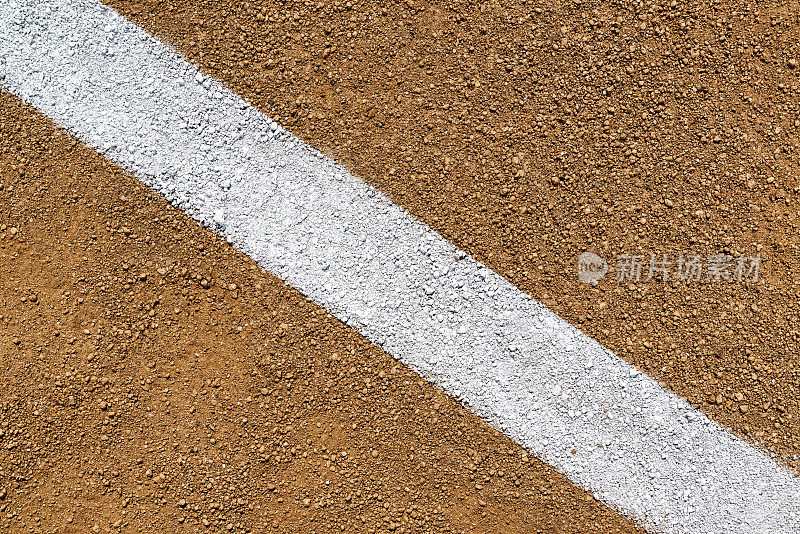俯视图对角线白色界外线上的污垢棒球钻石
