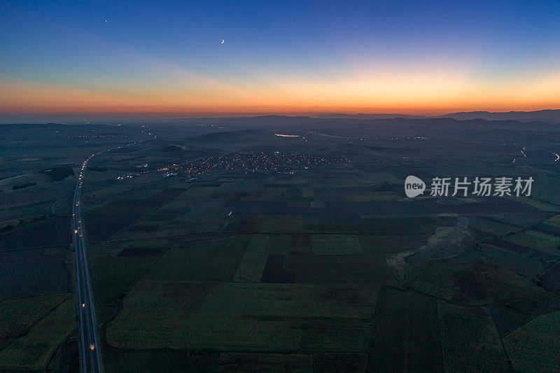 保加利亚特拉基亚高速公路上的日落美景