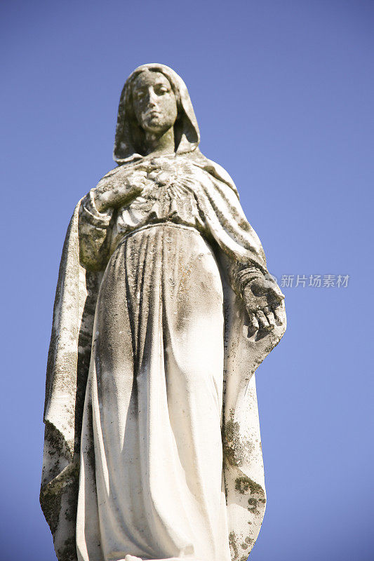 低角度圣母玛利亚无玷圣心雕像，蓝色背景