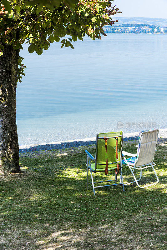 瑞士奥伯威尔楚格州楚格湖附近树下的躺椅