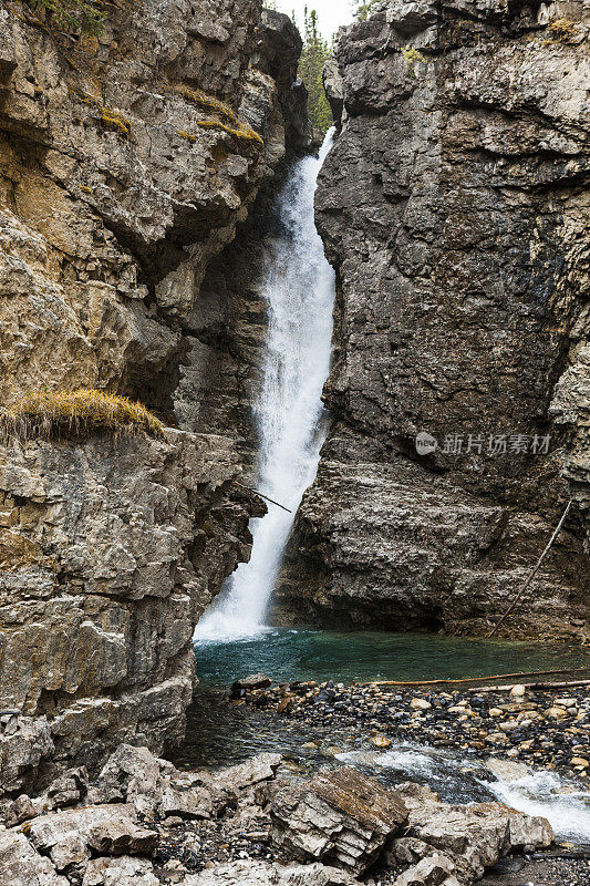 上瀑布约翰斯顿峡谷在加拿大落基山脉，阿尔伯塔，加拿大