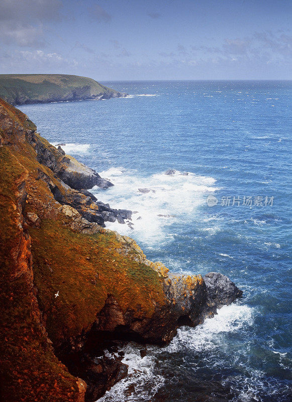 康沃尔海岸英格兰，英国，悬崖，海洋，岩石，海岸线-在MF胶片上拍摄