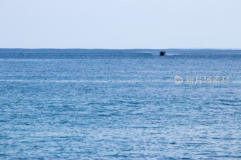 船在空旷的海面上靠近