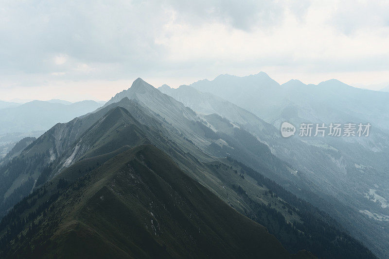 风景优美的山脉山脊在瑞士阿尔卑斯山