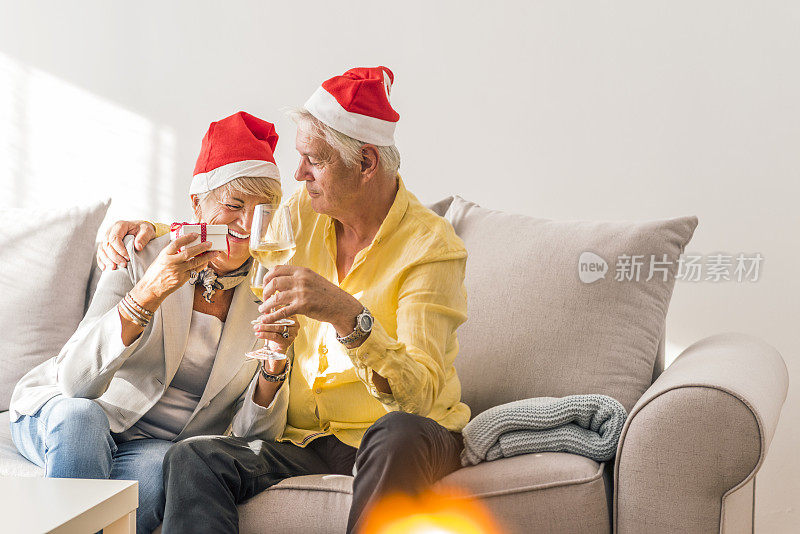 一对老年夫妇一起庆祝圣诞节的照片