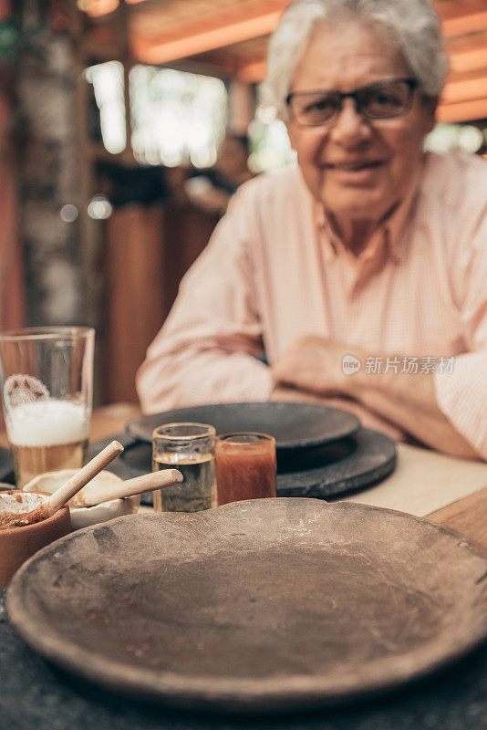 一家人在墨西哥餐馆吃饭