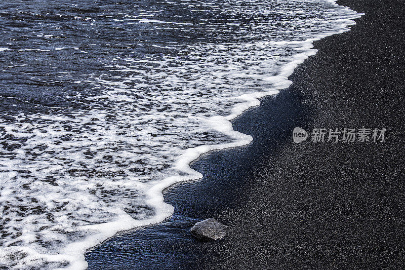 黑色熔岩沙与太平洋水的交汇处