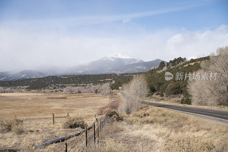 科罗拉多州山上暴风雪的远景