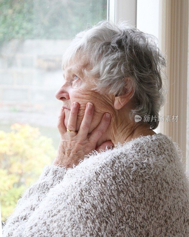 老女人带着若有所思的表情看着窗外