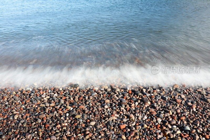 鹅卵石在海滨