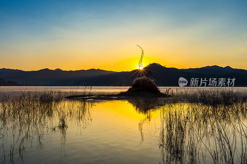 湖上的水雾，日出流血