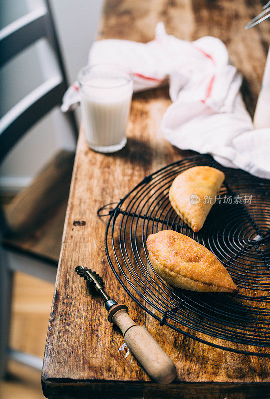 肉馅卷饼是伊比利亚半岛和拉丁美洲流行的传统菜肴。基本上，西班牙语国家的任何油炸派。