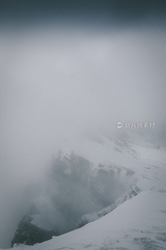 在白云石阿尔卑斯山脉的雾塞达山冬季风景