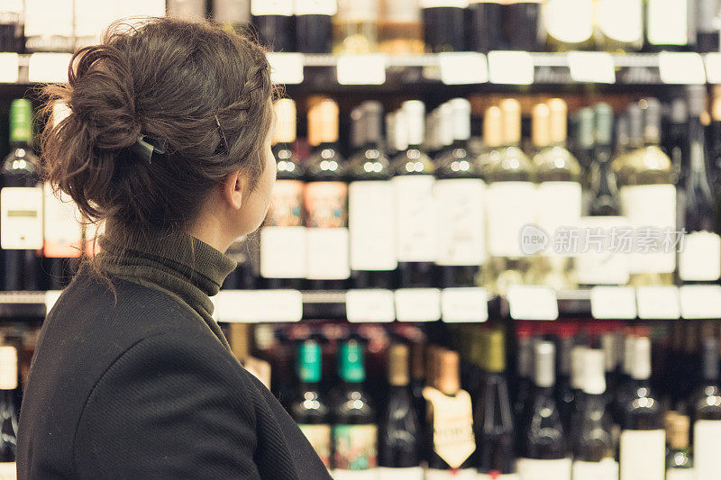 女人购物的葡萄酒