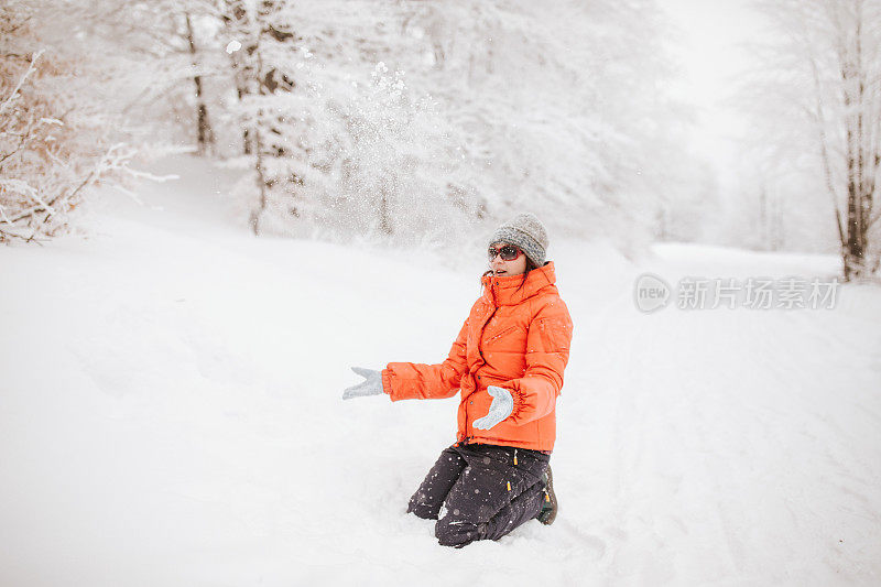 冥想在雪地上