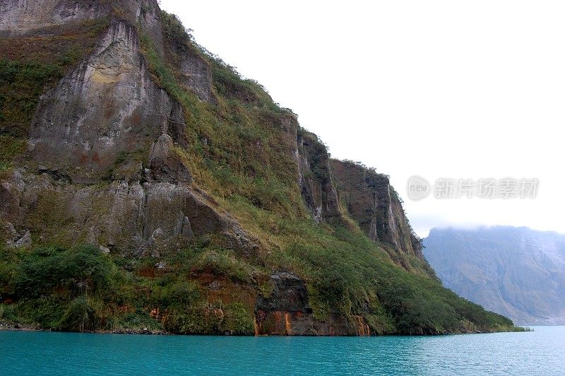 菲律宾吕宋岛Pinatubo火山口的蓝色湖泊