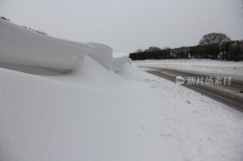 英国公路上积着厚厚的积雪