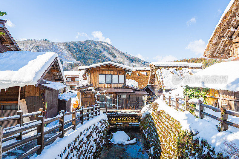 白川村有白雪和大桥，是日本冬季最适合旅游的地方