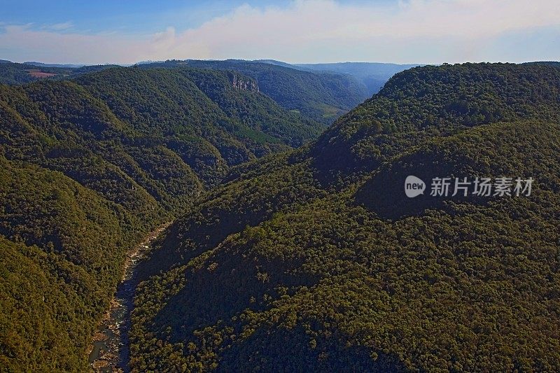 上面的河在山谷和热带雨林景观附近的格拉多-巴西南部