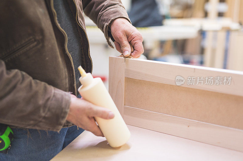 木工大师在他的店里制作橱柜