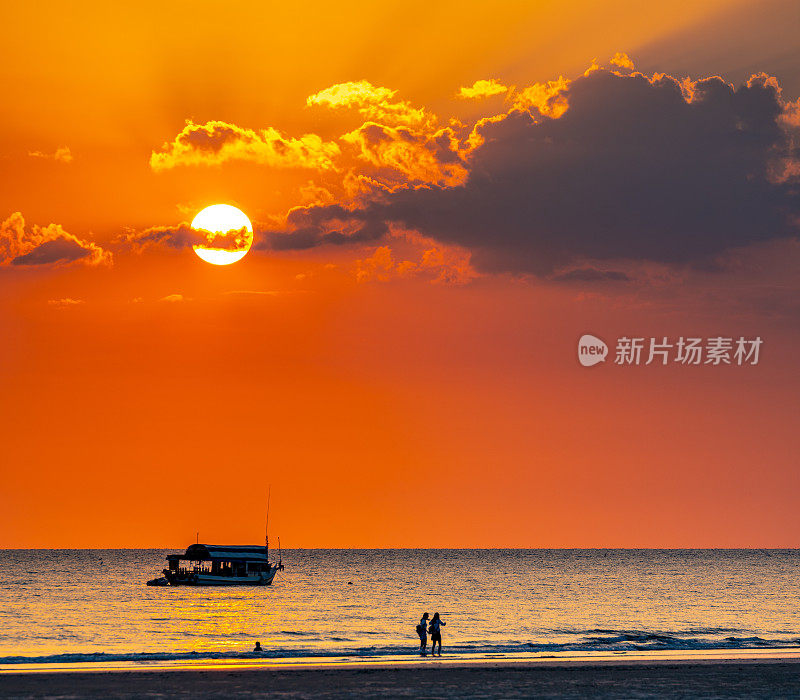 日落时分的Pakarang海滩