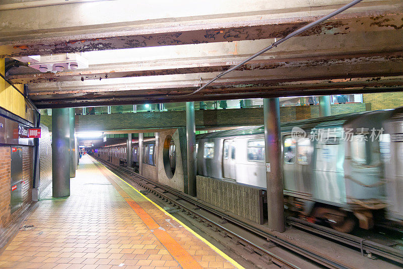 纽约——2018年12月4日:地铁车站空无一人，列车加速