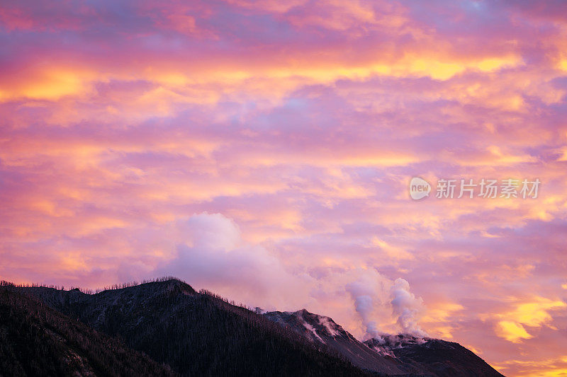 在帕克普马林Chaiten火山上粉红色的晚霞