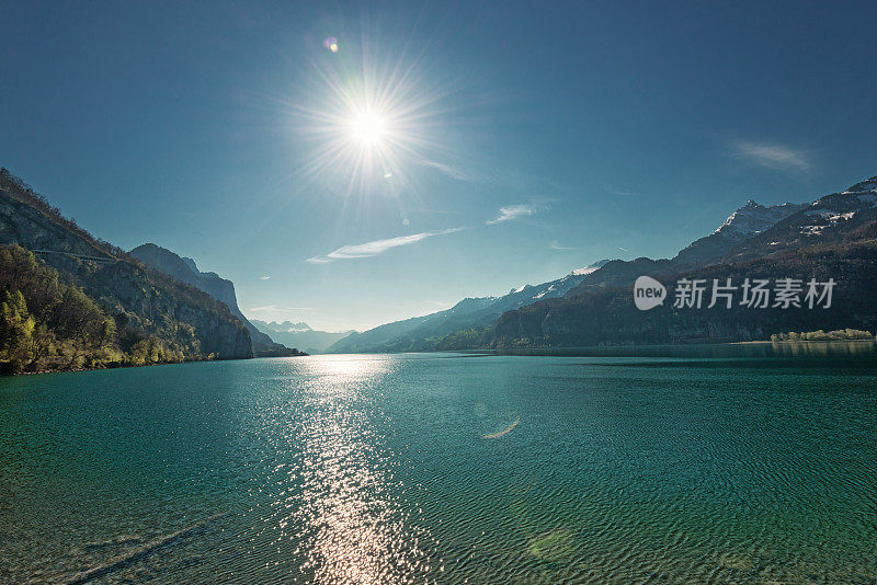 明亮的阳光反射在瑞士瓦伦泽湖的水面上