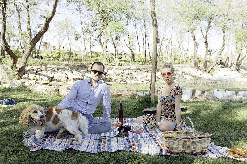 夫妇与狗在野餐