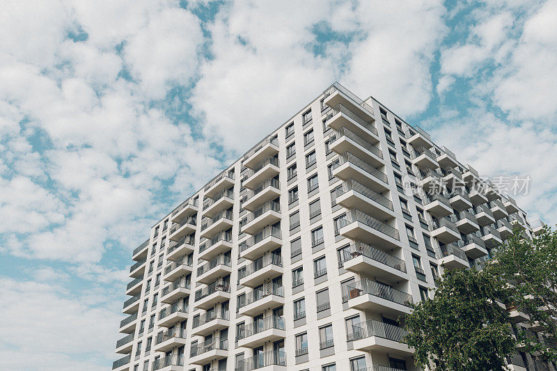 柏林，带有阳台的白色新建住宅建筑