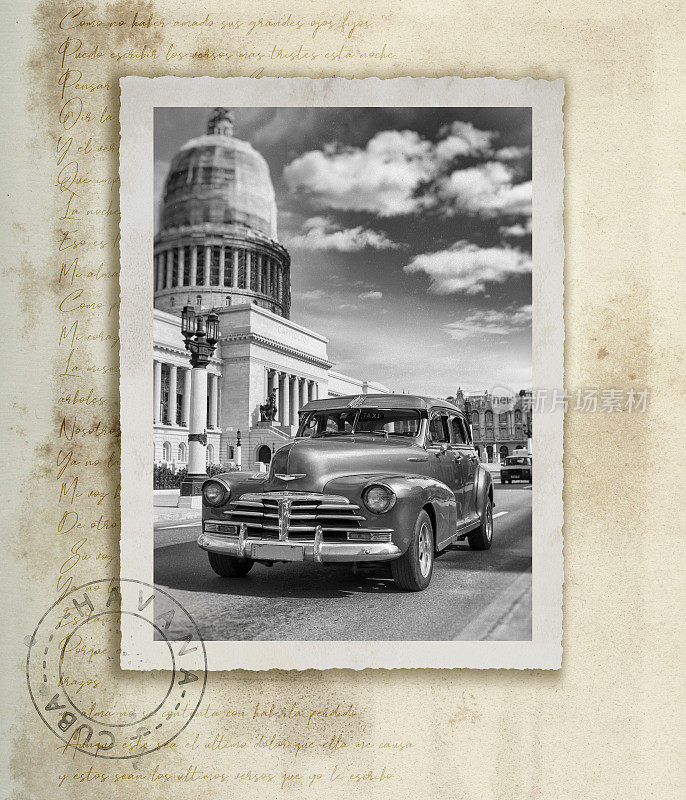 一辆老爷车行驶在古巴哈瓦那的古董照片上