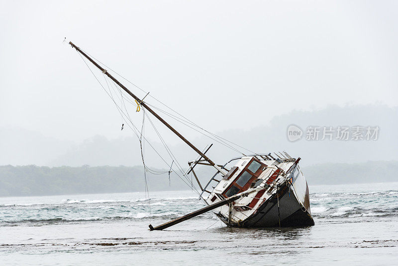 一场暴风雨过后，船搁浅在海滩上