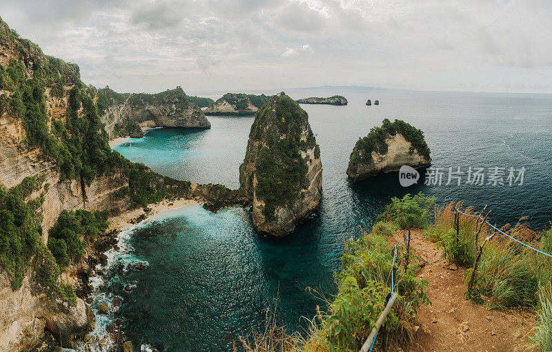 从努沙佩尼达悬崖上的海滩风景