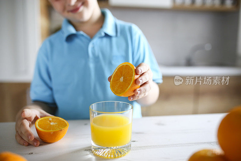 孩子喝新鲜橙汁