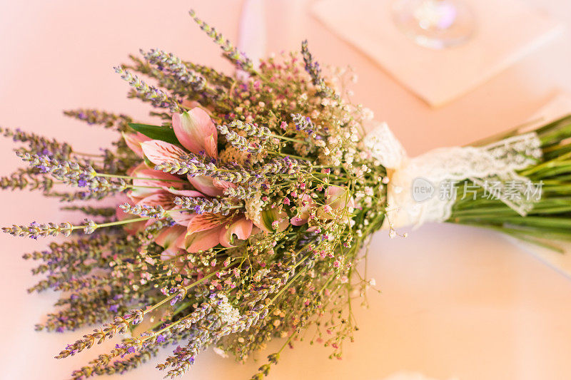 婚礼生日宴会装饰，桌子和鲜花